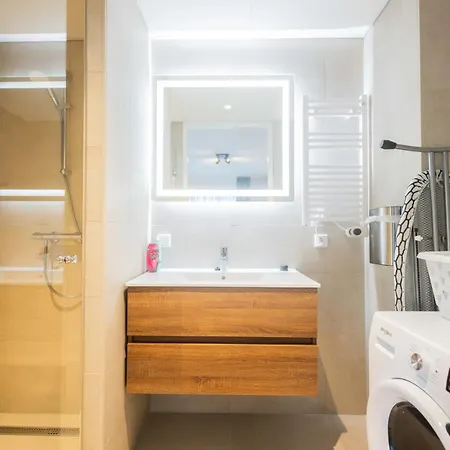 Alphabet 1br Serviced *